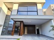 MAGNÍFICA CASA MODERNA E BEM ESTRUTURADA