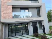 MAGNÍFICO E MODERNO SOBRADO COM 03 DORMITÓRIOS LOC