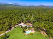 Magnifique bastide avec piscine et grand terrain TOURRETTES