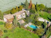 Magnifique mas situé au coeur de la campagne de Pernes...