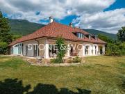 Magnifique villa avec grand jardin arboré et vue sur le Jura