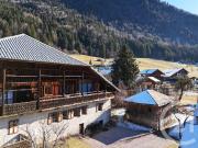 Magnifiquement rénovée, cette superbe ferme mitoyenne se...