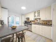 Main 880 Dundas Street E