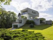 Maison contemporaine avec piscine et jardin