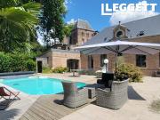 Maison contemporaine avec piscine et jardin