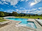 Maison contemporaine avec piscine et jardin