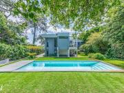 Maison contemporaine avec piscine et jardin