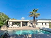 Maison contemporaine avec piscine et jardin
