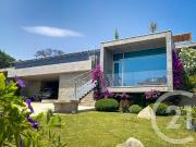 Maison contemporaine avec piscine et terrasse