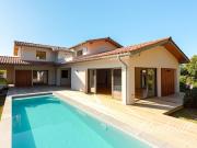 Maison contemporaine avec piscine et jardin