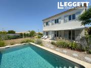 Maison contemporaine avec piscine et jardin