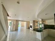 Maison 5 pièces 200 m² Maison 5 pièces 200 m²