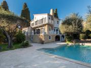 Maison contemporaine avec piscine et jardin