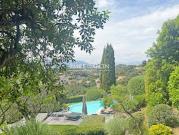 Maison contemporaine avec piscine et jardin