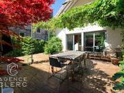 Maison contemporaine avec jardin et terrasse