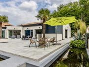 Maison 445 m² avec piscine intérieure & spa sur terrain...