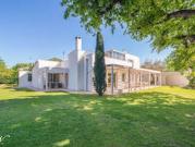 Maison contemporaine avec piscine et jardin