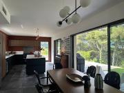 Maison contemporaine avec jardin et terrasse