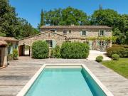 Maison contemporaine avec piscine et jardin