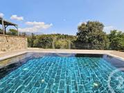 Maison contemporaine avec piscine et jardin
