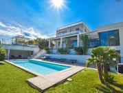 Maison contemporaine avec piscine et jardin