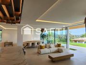Maison contemporaine avec piscine et jardin