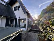 Maison contemporaine avec piscine et jardin