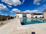 Maison contemporaine avec piscine et jardin