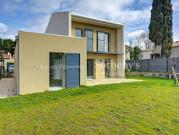 Maison contemporaine avec piscine et jardin