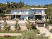 Maison contemporaine avec piscine et jardin