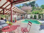 Maison contemporaine avec piscine et jardin