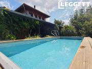 Maison contemporaine avec piscine et terrasse