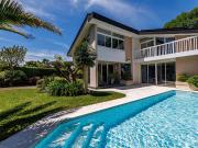 Maison avec piscine et jardin