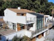 Maison contemporaine avec piscine et jardin