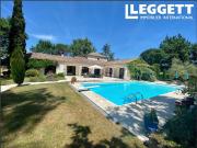 Maison contemporaine avec piscine et jardin