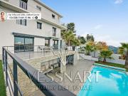 Maison contemporaine avec piscine et terrasse