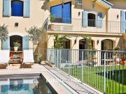 Maison contemporaine avec piscine et jardin