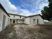 Maison ancienne au milieu des vignes