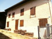 Maison ancienne en pisé avec dépendances attenantes