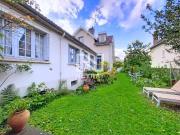 Maison années 1930 avec extension et jardin arboré –...