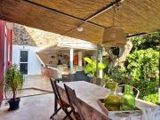 Maison atypique avec piscine, cour et grand garage en...