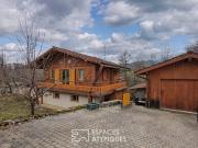 Maison aux allures de chalet avec dépendances