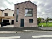 Maison avec climatisation, panneaux solaires, garage,...