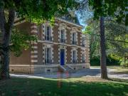 Maison contemporaine avec piscine et jardin