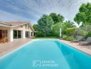 Maison contemporaine avec piscine en bord de mer
