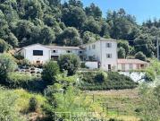 Maison contemporaine avec piscine et jardin