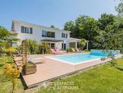 Maison contemporaine avec piscine et jardin