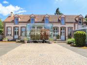 Maison contemporaine avec piscine et jardin