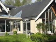 Maison contemporaine avec piscine et jardin