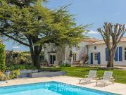 Maison contemporaine avec piscine et jardin
